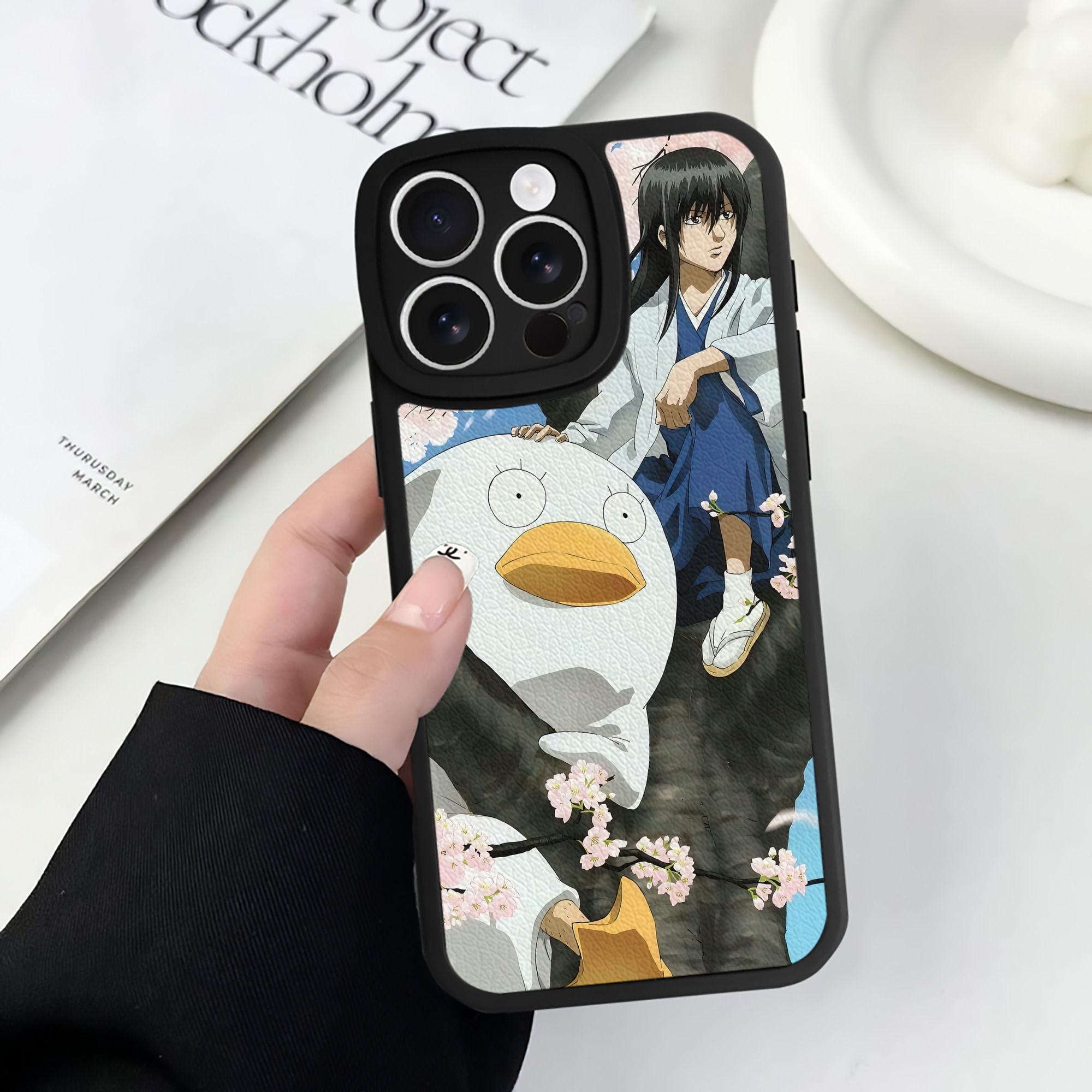（画像用） ぎんたま 坂田銀時（さかたぎんとき） 神楽 志村新八（しむら しんぱち） GINTAMA Sakata Gintoki Kagura Shimura Shinpachi 【iPhone 16シリーズ対応】シリコンスマホケース（レザー調） 材質：シリコン